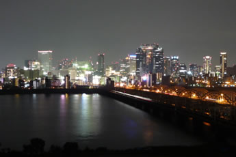花火と綺麗な夜景が見える淀川沿い